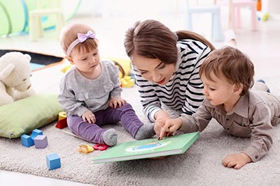 Femme occupant le poste d'accompagnant éducatif petite enfance