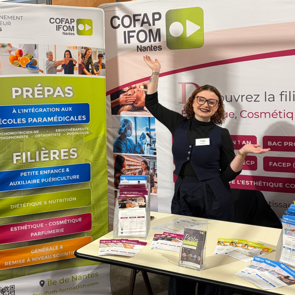 COFAP IFOM présente un stand sur un Salon de l'Orientation