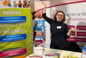 COFAP IFOM présente un stand sur un Salon de l'Orientation