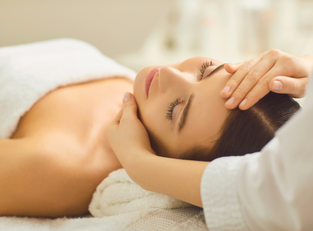 Etudiante lors d'un soin en CAP Esthétique à COFAP IFOM