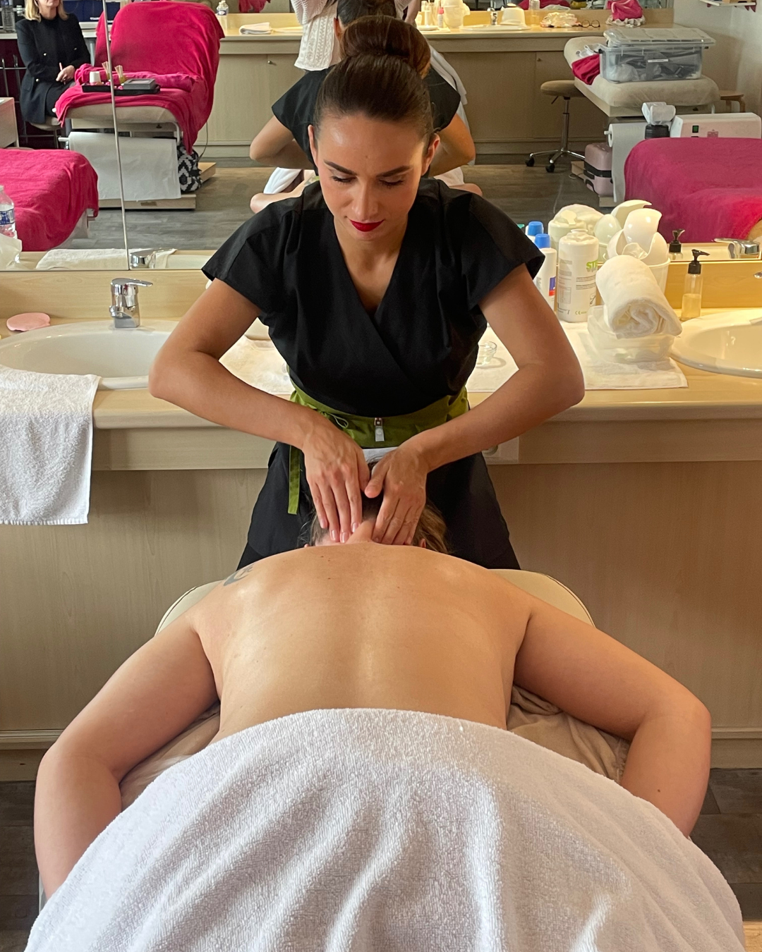 Réalisation d'un soin corps dans le cadre des cours des TISS