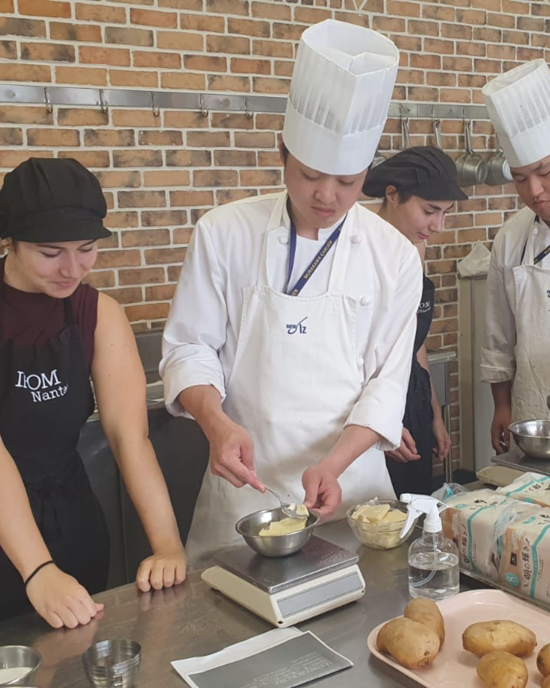 Cours de cuisine au Japon dans le cadre d'un échange international