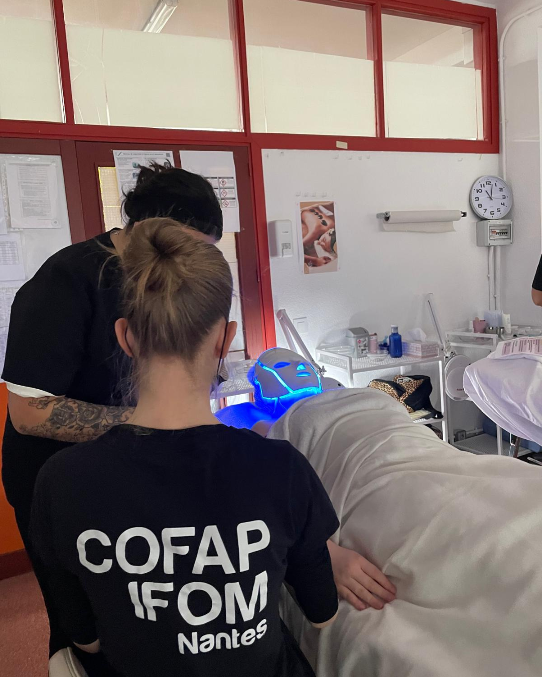 Réalisation d'un soin visage dans le cadre d'un voyage en Espagne avec Erasmus+