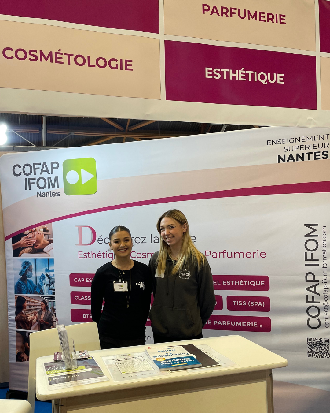 Présentation de nos formations par une étudiante lors d'un salon professionnel à Nantes