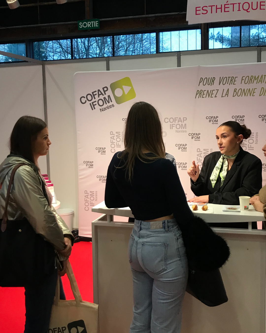 Présentation de nos formations par une étudiante lors d'un salon professionnel à Nantes