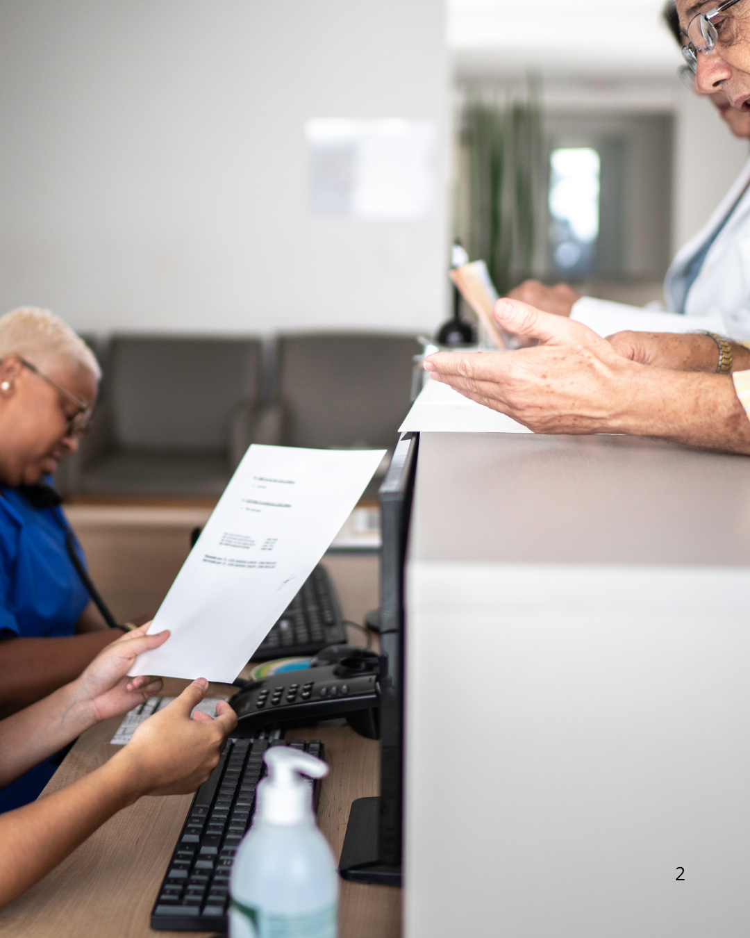 Assistant médico administratif prenant en charge un patient